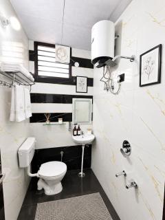 1Bhk AeroVibe Stay - Near Airport Rooftop Flights View - 6