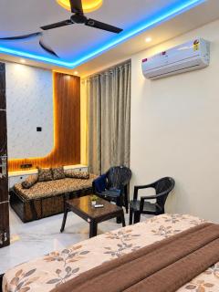 2BHK The AeroVibe Stay - Near Airport - Rooftop Flights View - 6