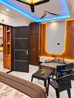 2BHK The AeroVibe Stay - Near Airport - Rooftop Flights View - 4