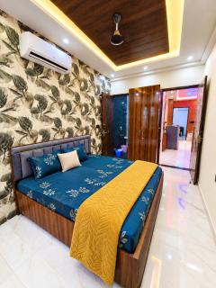 2BHK The AeroVibe Stay - Near Airport - Rooftop Flights View - 9