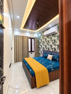 2BHK The AeroVibe Stay - Near Airport - Rooftop Flights View - 8