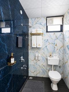 2BHK The AeroVibe Stay - Near Airport - Rooftop Flights View - 7