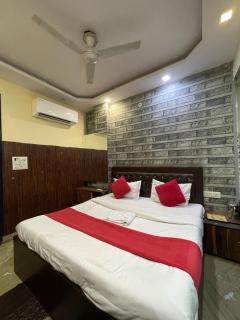 Hotel Iconic Plaza - Rajinder Nagar - 1