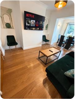 Group Getaway - Contractor & Family Stay - Sleeps 10 with Fast WiFi, Kitchen & Parking - 0