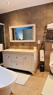 Stone Town Guesthouse - Gaborone - 1
