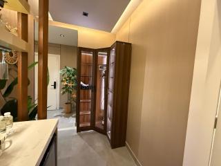 Greek Apartment with Terrace, Skyline & Jacuzzi شقة بتراس يوناني إطلالة أبراج وجاكوزي - 2