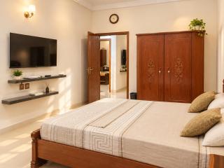 Great Location & Comfortable First Floor Portion - 9