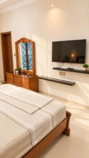 Great Location & Comfortable First Floor Portion - 8