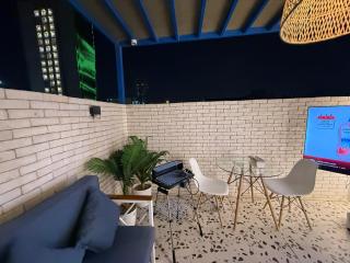 Greek Apartment with Terrace, Skyline & Jacuzzi شقة بتراس يوناني إطلالة أبراج وجاكوزي - 5