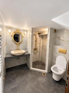 Blessings Apartment with Private Garden and Parking - 2