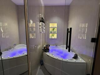 Greek Apartment with Terrace, Skyline & Jacuzzi شقة بتراس يوناني إطلالة أبراج وجاكوزي - 7