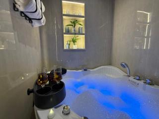Greek Apartment with Terrace, Skyline & Jacuzzi شقة بتراس يوناني إطلالة أبراج وجاكوزي - 8