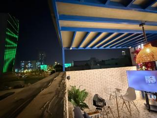 Greek Apartment with Terrace, Skyline & Jacuzzi شقة بتراس يوناني إطلالة أبراج وجاكوزي - 9
