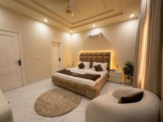 Executive 2BHK Apartment Wifi, Netflix Workspace Bahria Phase 7 - 0