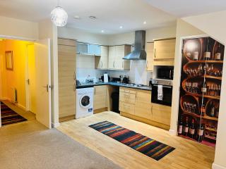 Spacious modern Flat with 2 bedrooms & 2 bathrooms & Free Parking & Wifi&up to6people - 3