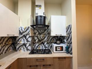 Executive 2BHK Apartment Wifi, Netflix Workspace Bahria Phase 7 - 2