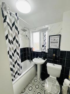 Comfortable Two Bedrooms House with Garden&free Parking and Free WiFi - 6