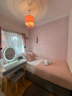 Nottingham Nest 3 bed, close to M1 - 6
