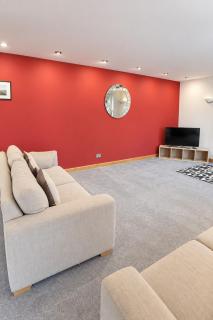 Spacious 4- Bedroom House in Huntly - Sleeps 8 - 6