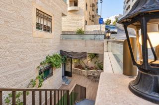 Serene 3BR With Private Garden in Tla Al Ali - 2