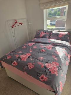 Shirebrook 2-Bed Townhouse with Free Parking Ideal for Contractors and Families - 1