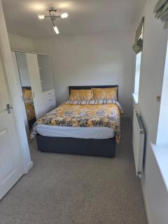 Shirebrook 2-Bed Townhouse with Free Parking Ideal for Contractors and Families - 2