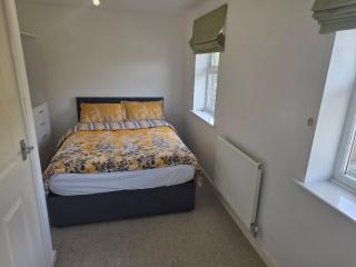 Shirebrook 2-Bed Townhouse with Free Parking Ideal for Contractors and Families - 3