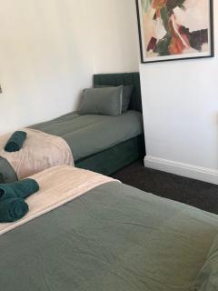 Contractors or Work Group Stay near DRI, Doncaster Station & M18 - Sleeps 10, Fast WiFi, Full Kitchen & 2-Car Driveway - 4