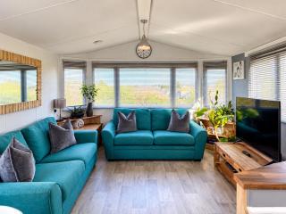 Stylish Family Friendly 3-Bed Caravan Escape at Seven Bays Park - 1