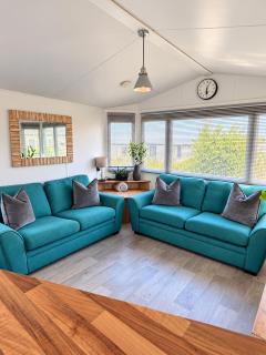 Stylish Family Friendly 3-Bed Caravan Escape at Seven Bays Park - 8