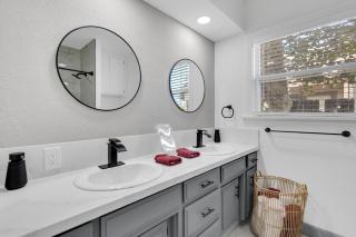 Luxury Stay Near Downtown Bakersfield - 4