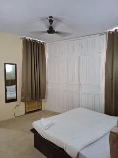 Spacious 3BR in Janakpuri with Rooftop Dining - 5