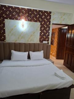 Spacious 3BR in Janakpuri with Rooftop Dining - 2