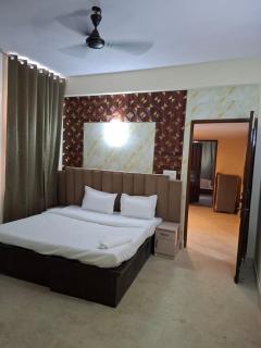 Spacious 3BR in Janakpuri with Rooftop Dining - 1