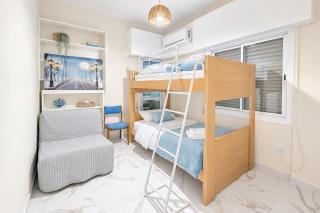 Breathtaking Beachfront Apartment in Makenzy - Lanarka - 1