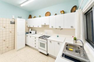 Breathtaking Beachfront Apartment in Makenzy - 1