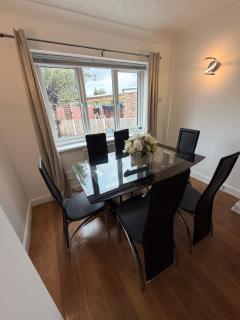 Contractors or Work Group Stay near DRI, Doncaster Station & M18 - Sleeps 10, Fast WiFi, Full Kitchen & 2-Car Driveway - 8