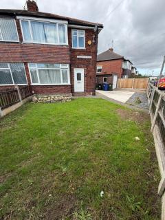 Contractors or Work Group Stay near DRI, Doncaster Station & M18 - Sleeps 10, Fast WiFi, Full Kitchen & 2-Car Driveway - 1