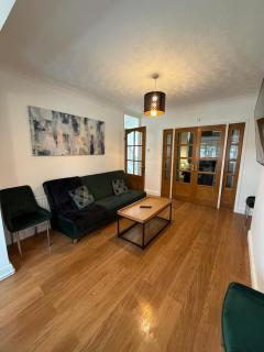 Contractors or Work Group Stay near DRI, Doncaster Station & M18 - Sleeps 10, Fast WiFi, Full Kitchen & 2-Car Driveway - 2