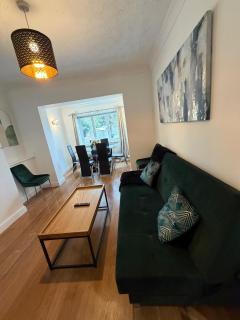Contractor Crew Accommodation near City Centre, DRI & M18 Links with Full Kitchen, Fast WiFi & Free Parking - 9