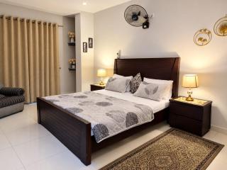 1 BHK Apt Bahria Phase 7 Paradigm Heights Near Eiffel Tower - 0