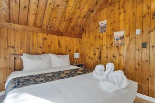 Chic 4 bedroom Poconos chalet with cozy fire pit - 6