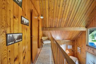Chic 4 bedroom Poconos chalet with cozy fire pit - 1