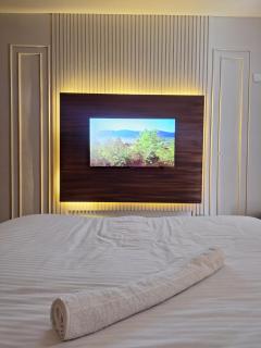 Modern Suite with Balcony Near Opulent Hotel - 7