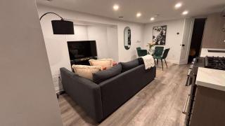 Bright Downtown 1BR Free Parking & King Bed - 8