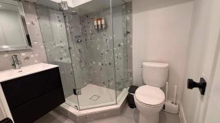 Bright Downtown 1BR Free Parking & King Bed - 4