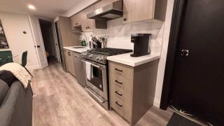 Bright Downtown 1BR Free Parking & King Bed - 3