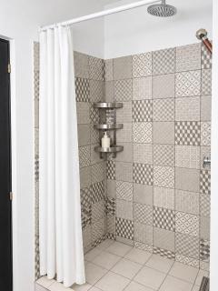 The Green Luxe Retreat Stylish Central Stay - 8
