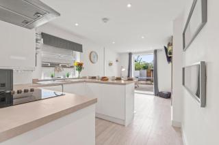 Modern Cambridge Terrace Retreat - 5