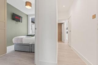 Modern Cambridge Terrace Retreat - 4
